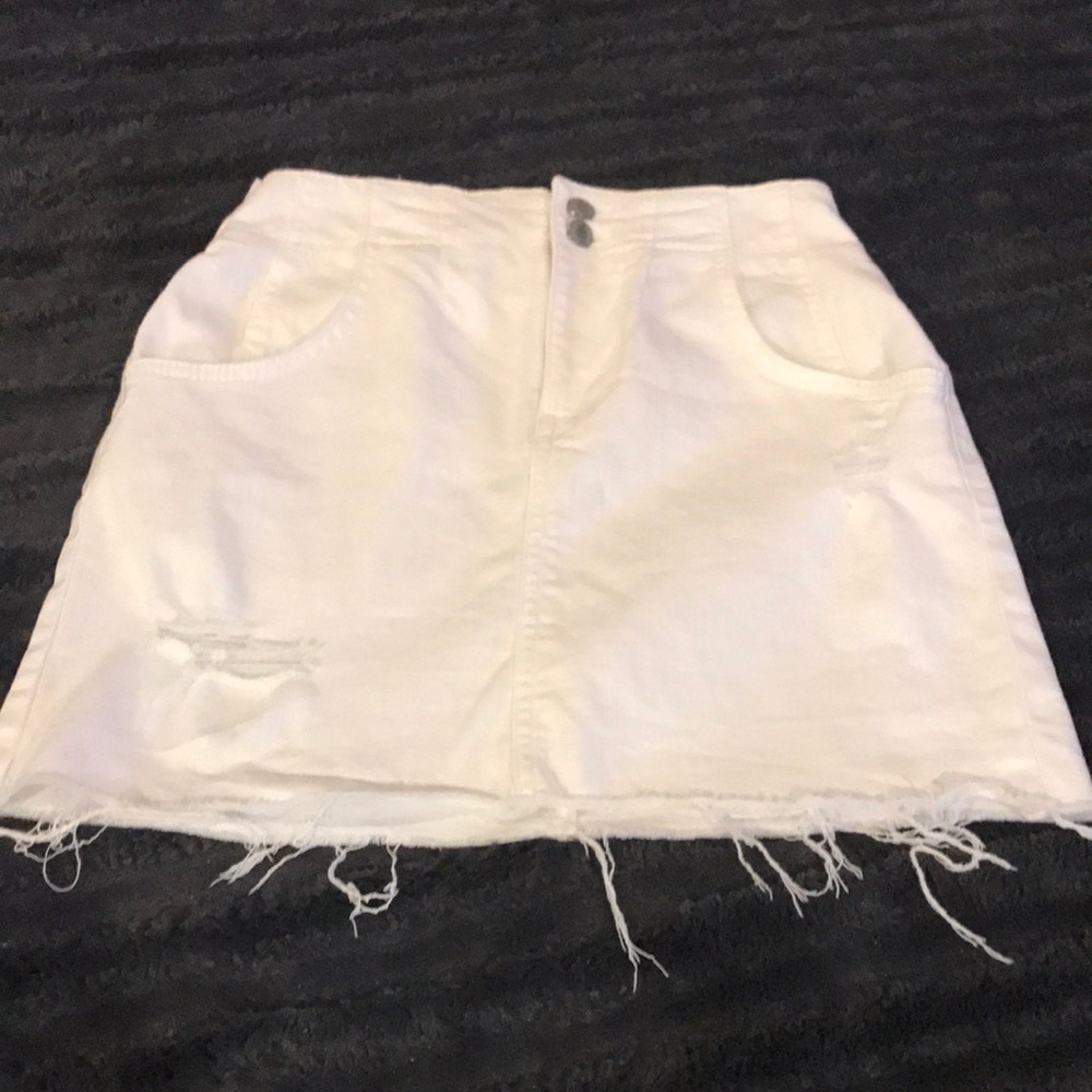FREE PEOPLE DISTRESSED DENIM HIGH WAIST MINI SKIRT
Size - 6